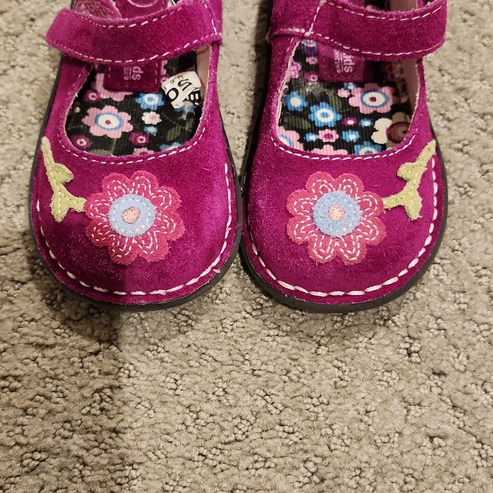 Oshkosh leather girls shoes. Size 7 Excellent shape